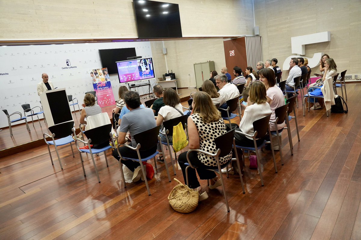 🇪🇺 Ayer estuvimos en la Jornada de Difusión Erasmus+ celebrada en la Consejería de <a href="/educajccm/">Educación C-LM</a> en Toledo.

🤩 Para el curso académico que viene, hay autorizadas 70 movilidades de alumnado y 28 de profesorado para los 28 centros educativos que formamos parte de este Consorcio.