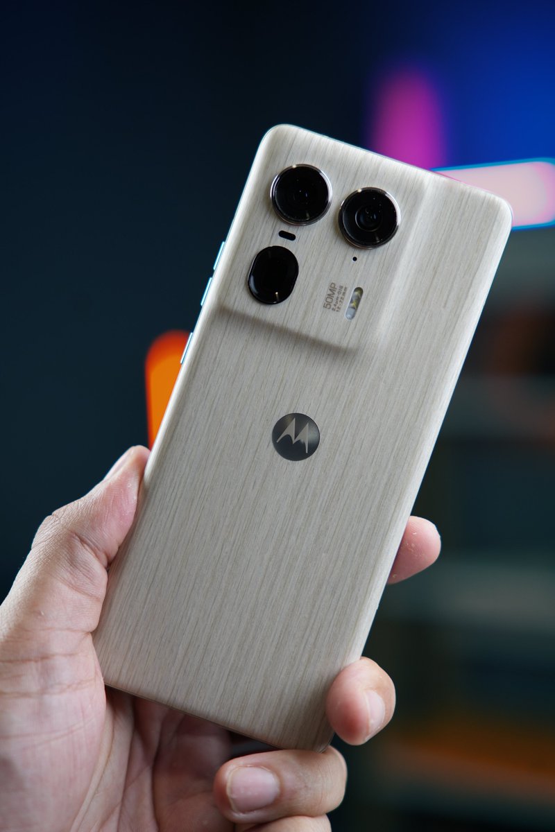 stufflistings's tweet photo. Q7. The #motorolaedge50Ultra is the world's first phone to feature a ____ finish
A. Natural Glass
B. Natural Metal
C. Natural Wood
D. Natural Plastic
#winmotorolaedge50Ultra #EffortlesslyIntelligent #motoAI https://t.co/vVNM0ozQH1