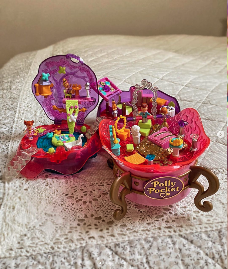 bituincallanta's tweet photo. Polly Pocket's original name was Stephanie Street, until someone pointed out that the compact toys can fit in your pocket 💗 who else wishes they bring back the original designs? (photo from IG: aestheticpolly) https://t.co/XJKfZgllzZ