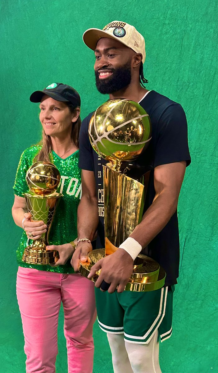 RealBillRussell's tweet image. Congratulations to the 2024 @nba Finals champions, Boston @celtics! & the #BillRussellFinals MVP winner @FCHWPO Bill would be so very proud of all of you. Way to stick with it & bring #Banner18 Bills advice would be to enjoy every second you earned it 🤍💚 Thanks Celtics Fans
