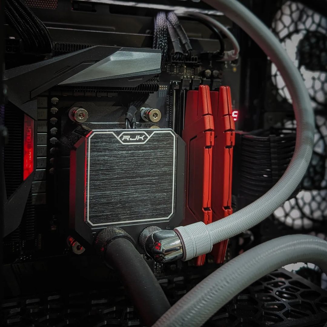 GlobalLianli's tweet photo. Wait, how many radiators? This Symbiote build is just insane🕷️🕸️
📸 cr. @ dalainos
#LIANLI #O11VISION #symbiote #venom #marvel #spiderman #pc https://t.co/PIogBNFr8D