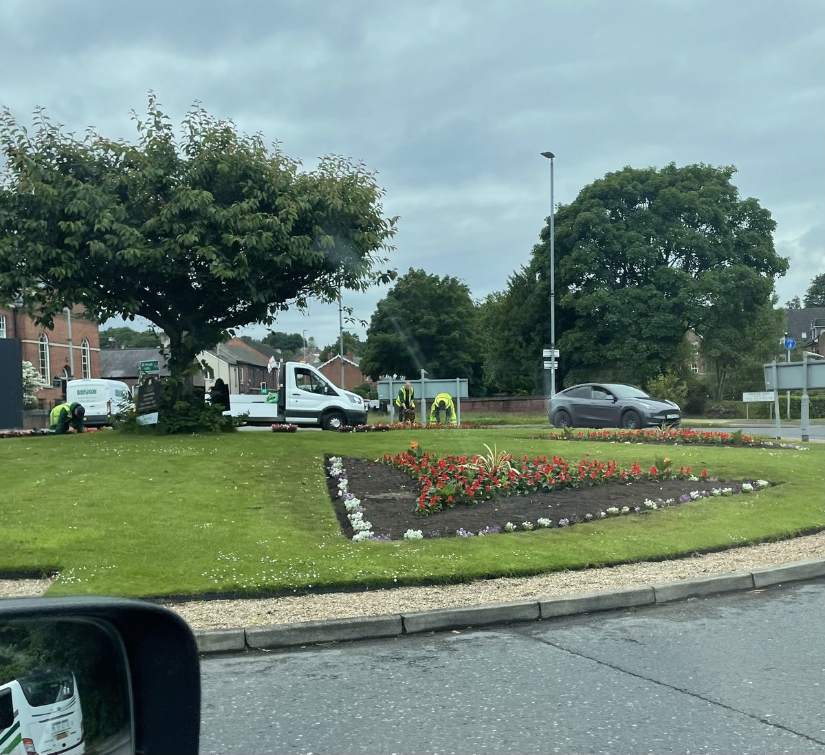 Glyn Talbot (@talbie) on Twitter photo Your tyres may be knackered from all the potholes, but whilst you’re waiting for recovery you can admire the flowers thanks to <a href="/CheshireEast/">Cheshire East Council</a>
#potholes Your tyres may be knackered from all the potholes, but whilst you’re waiting for recovery you can admire the flowers thanks to <a href="/CheshireEast/">Cheshire East Council</a>
#potholes