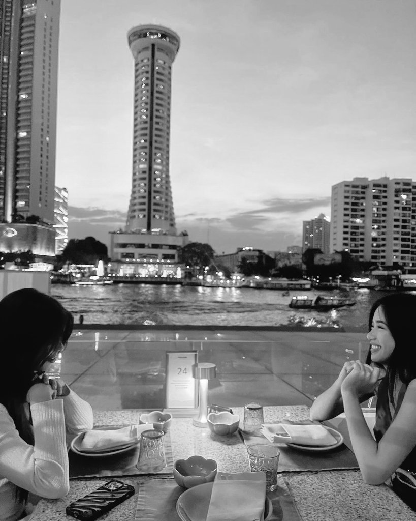 Fading echoes
— a #mikhaiah au

wherein aiah is going to the philippines after 8 years in new york to file an annulment to her ex wife mikha lim.