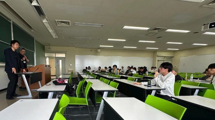 ClickNoCode's tweet photo. 6月7日、九州産業大学商学部・聞間理教授の授業で、ノーコードアプリClickの魅力を紹介しました！革新的な特徴や実際の活用例を交え、学生たちと一緒に課題解決のディスカッションを行いました。講義後には「使ってみたい！」という声が多数！Clickでどんなアプリが生まれるのか、今後が楽しみです🚀 https://t.co/783Uw3EwW7