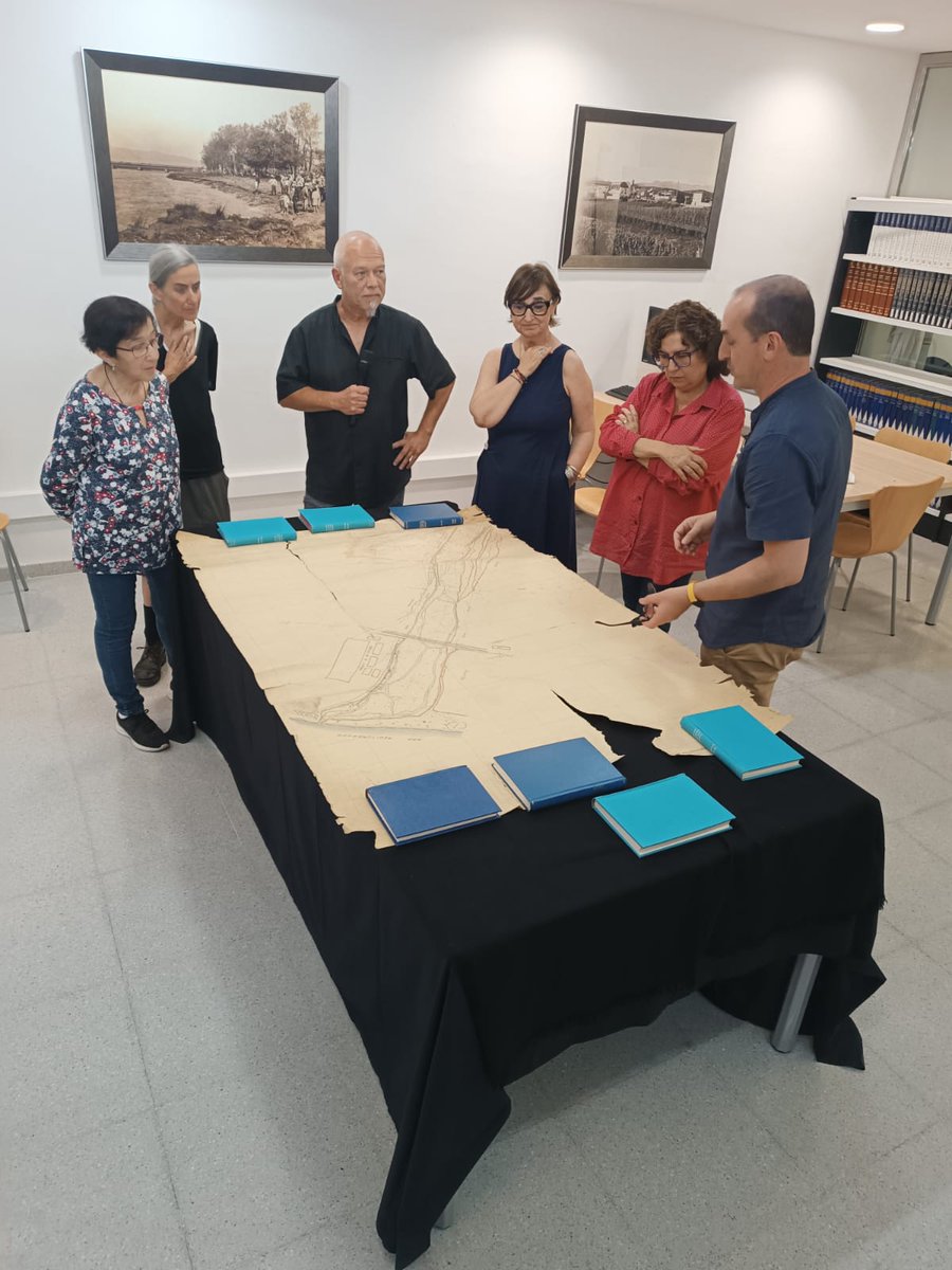 Ahir vam reunir persones que coneixen i estimen el #Besòs al voltant de 🗺️plànols històrics per reflexionar sobre la relació del riu amb la ciutat.
Totes les aportacions van ser d'allò més interessants! ja tenim ganes de veure el resultat que en traurà <a href="/livemedia/">LIVEMEDIA</a>