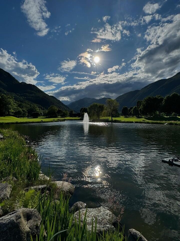 Scopri la bellezza della natura al Golf Gerre Losone con questa splendida foto scattata da Daniel Schnyder. Ammirare paesaggi mozzafiato mentre pratichi il tuo sport preferito è un'esperienza unica.