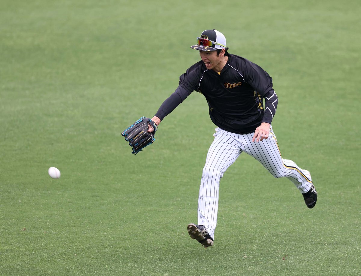 外野で打球を追う＃近本光司選手