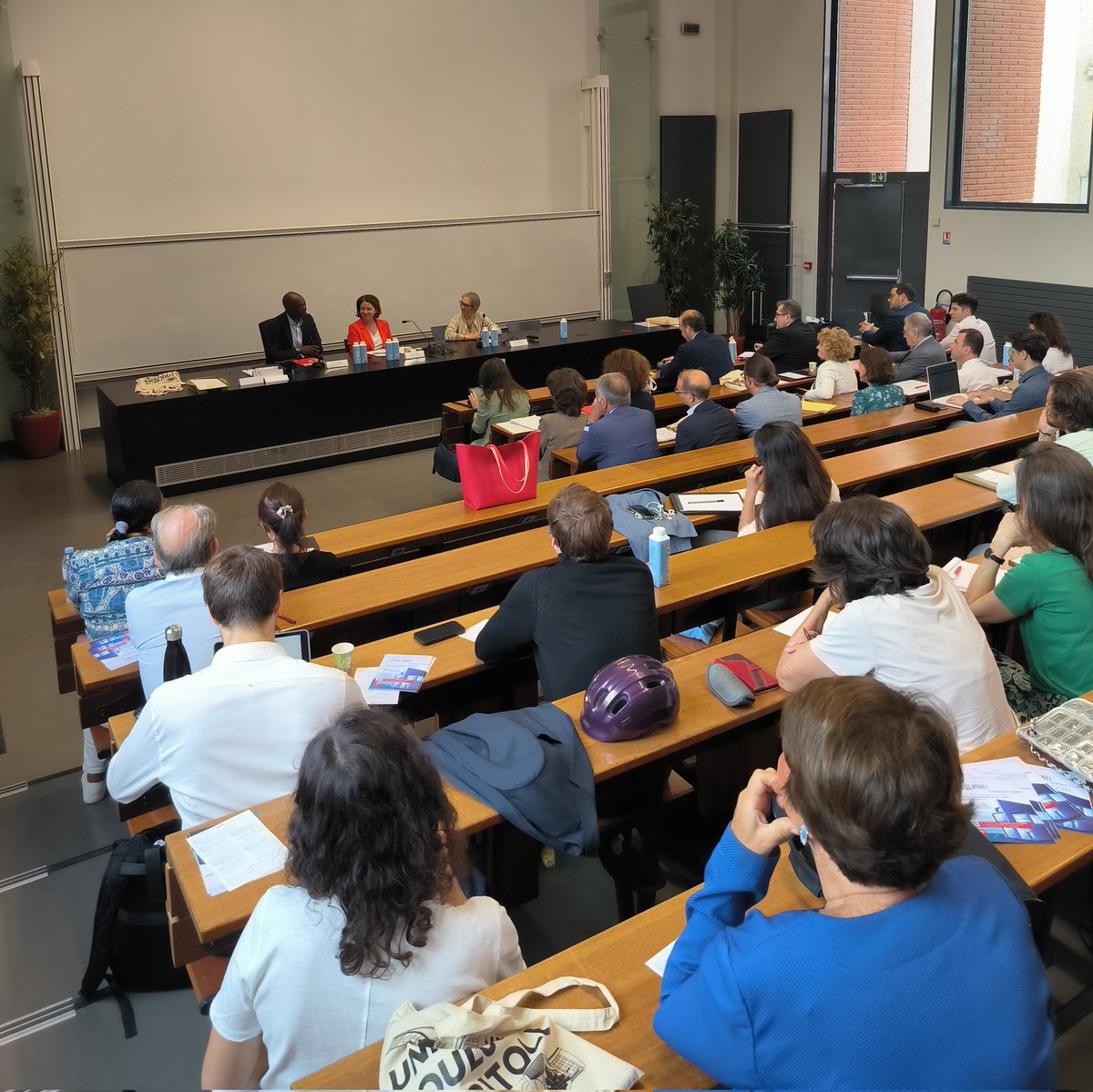 [1/2] 🔴 En direct à #UTCapitole 
 👉 C'est parti pour le colloque "Dix ans d'application de la Loi Pinel : un statut rééquilibré ou un statut à deux vitesses ?", en présence de Mme <a href="/SylviaPinel/">Sylvia PINEL</a>, ancienne ministre de l’Artisanat, du Commerce et du Tourisme.