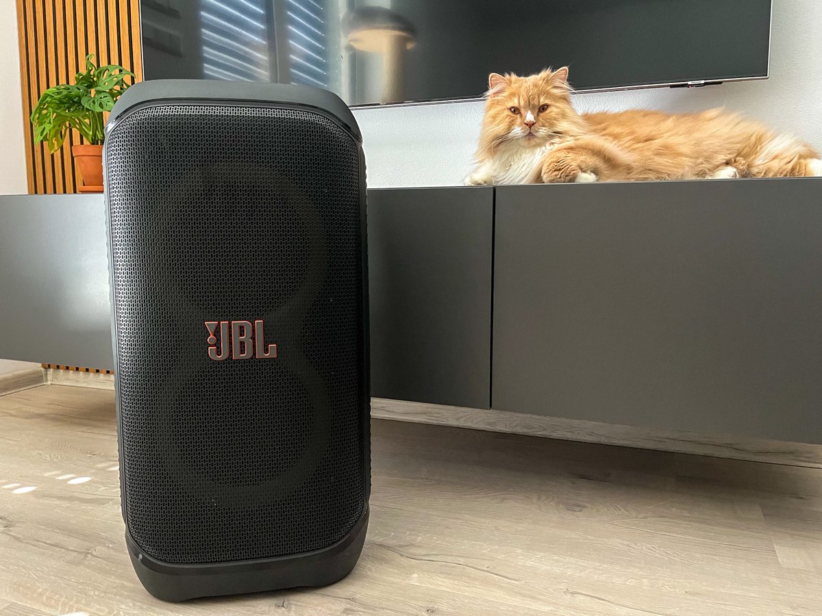 ITmixCZ's tweet photo. Bluetooth reproduktor 🎶 JBL PartyBox Stage 320 zaujal bytelnou konstrukcí, kolečky a výsuvným madlem. 

Nabízí:
🔊 výbornou kvalitu zvuku, 
👌 snadné ovládání, 
📶 široké možnosti konektivity 
🔋 a vyměnitelnou baterii. 

Více detailů ➡️
https://t.co/fPP6doLGBL https://t.co/BUZeWYX25A