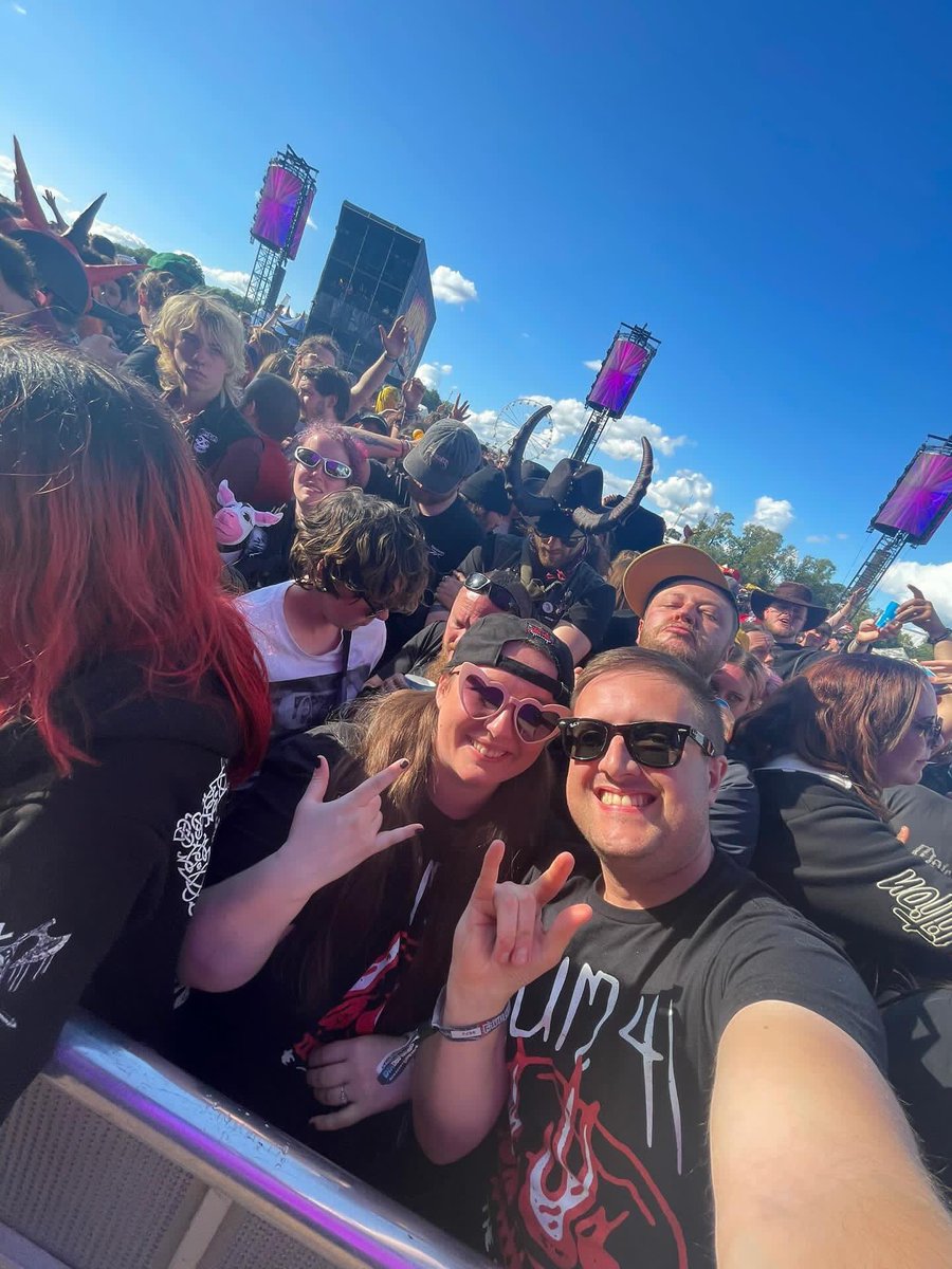 am_petrovic's tweet photo. Couple in front of me at Download tried to get a nice selfie. 

I apologised to them that I might have ruined the photo as I was applying sun cream behind them. 

We all reviewed the photo together. It was worse than any of us could have ever imagined… https://t.co/73BdTe5cVg