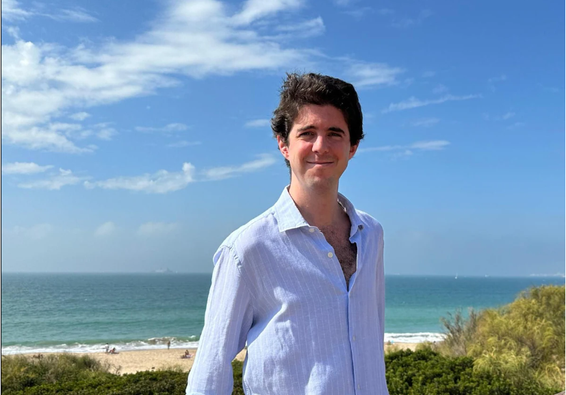 🎉 ¡Felicidades a nuestro antiguo alumno del Doble Grado en Derecho y ADE en inglés, Armando Fernández-Aramburu! 

Armando ha sido el número 1 en las oposiciones para abogado del Estado, tras 1.209 días de estudio y esfuerzo. Su dedicación y perseverancia son un ejemplo de