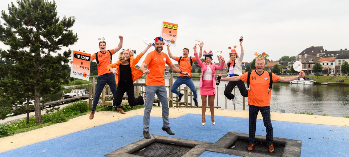 RandmeerMakelaa's tweet photo. Het Europees voetbal is begonnen en Team Randmeer Makelaars is er helemaal klaar voor!🎉 Samen juichen we voor ons team in het oranje en staan we klaar om ook voor jou te scoren op de woningmarkt!

🔸 Gratis waardebepaling voor iedereen die een afspraak maakt tijdens het toernooi https://t.co/PuxW1c5yW0