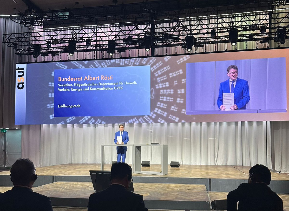 Bis ende nächstes Jahres werden 2/3 der Geschäfte und Haushalte mit #Glasfasern versorgt sein. Der Bundesrat will die Chancen von #AI nutzten!
Bundesrat Albert Rösti eröffnete den Swiss Telecommunication Summit 2024! <a href="/BR_Sprecher/">Bundesrat • Conseil fédéral • Consiglio federale</a> #asutsem24