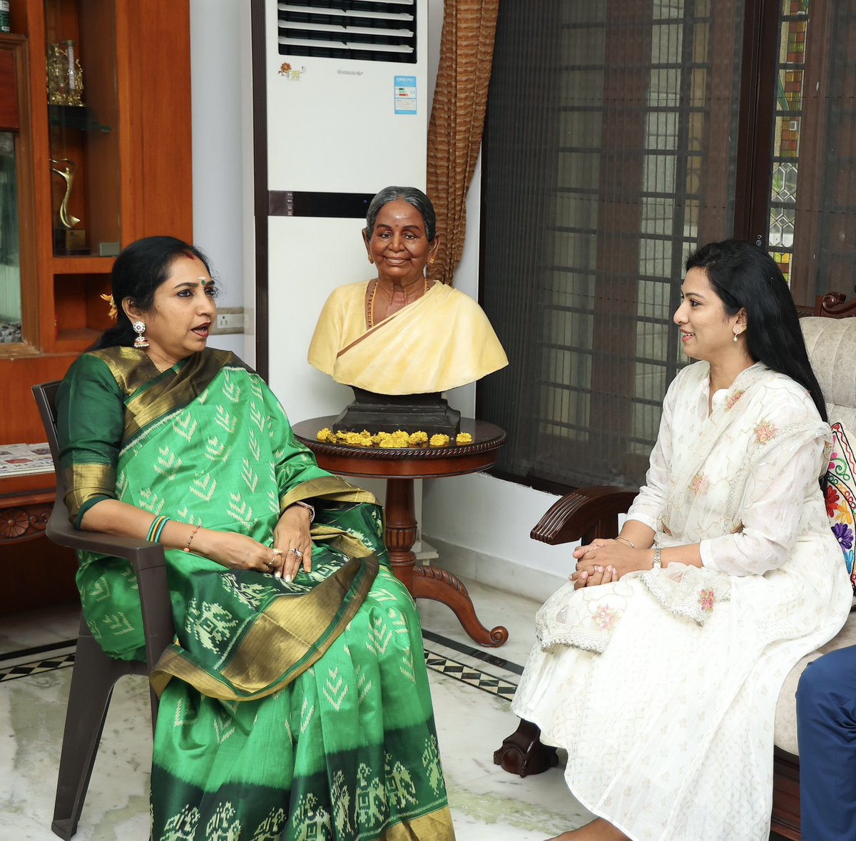 MonickaRichard's tweet photo. I am filled with immense pride and gratitude for the chance to collaborate with @ThamizhachiTh Mam during the Loksabha election campaign. Meeting her after the victory was truly overwhelming.  Her radiant smile will always be a beacon of light for the people of South Chennai. https://t.co/48nHVJwBvx