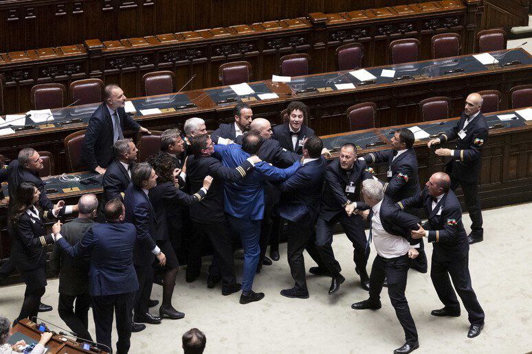 ultimora_pol's tweet photo. Il deputato #M5S Leonardo #Donno ha depositato questa mattina ai Carabinieri una denuncia su quanto avvenuto la scorsa settimana alla #Camera. Nella denuncia-querela ha citato Stefano #Candiani e Igor #Iezzi della #Lega oltre a Enzo #Amich, Gerolamo #Cangiano e Federico #Mollicone di #FdI. Si ipotizzano i reati di lesioni e tentate lesioni @ultimora_pol