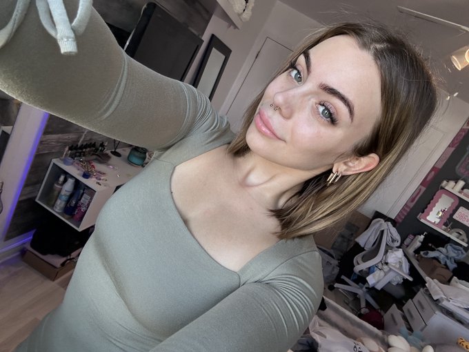 sending🍒pic on twitter to everyone that says "hi" https://t.co/gHkgvuJDum