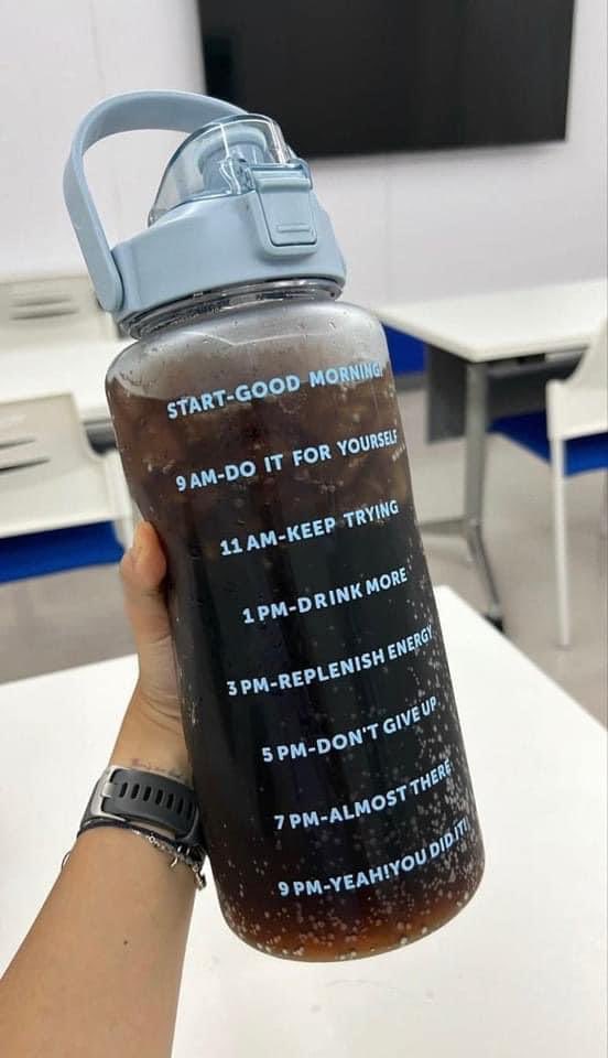 fabiocatena's tweet photo. Tava difícil tomar 2 litros de água então enchi com Coca Cola e tem 3 meses que não falho https://t.co/usumdmvmYq