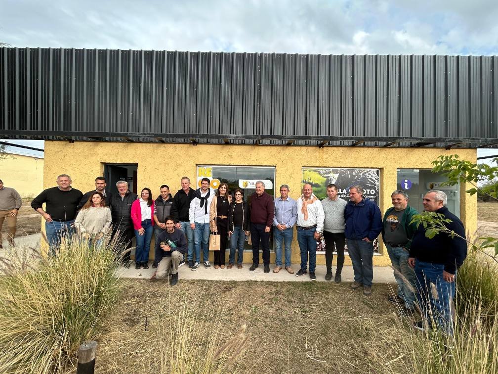 gobdecordoba's tweet photo. 🍯 🇺🇸 En #VillaDeSoto, recorrimos la Cooperativa Apícola y Agropuecuaria que exporta miel a EE.UU.
➡ La Cooperativa agrupa a 64 productores de la zona y cuenta con una sala de extracción de miel con equipamiento que fue adquirido a través del programa #Pisear de @MinAgriCba. https://t.co/mWSFr6yHoE