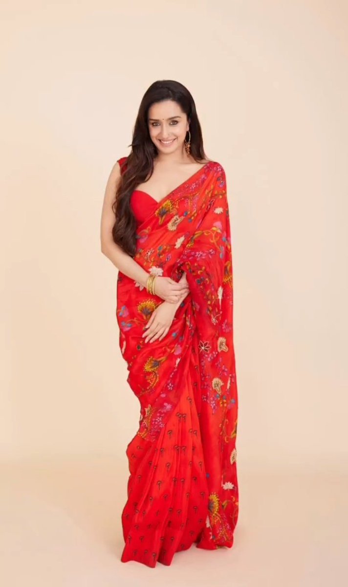 shraddhafan_grl's tweet image. this is literally the most beautiful red saree I&apos;ve ever seen!!!!