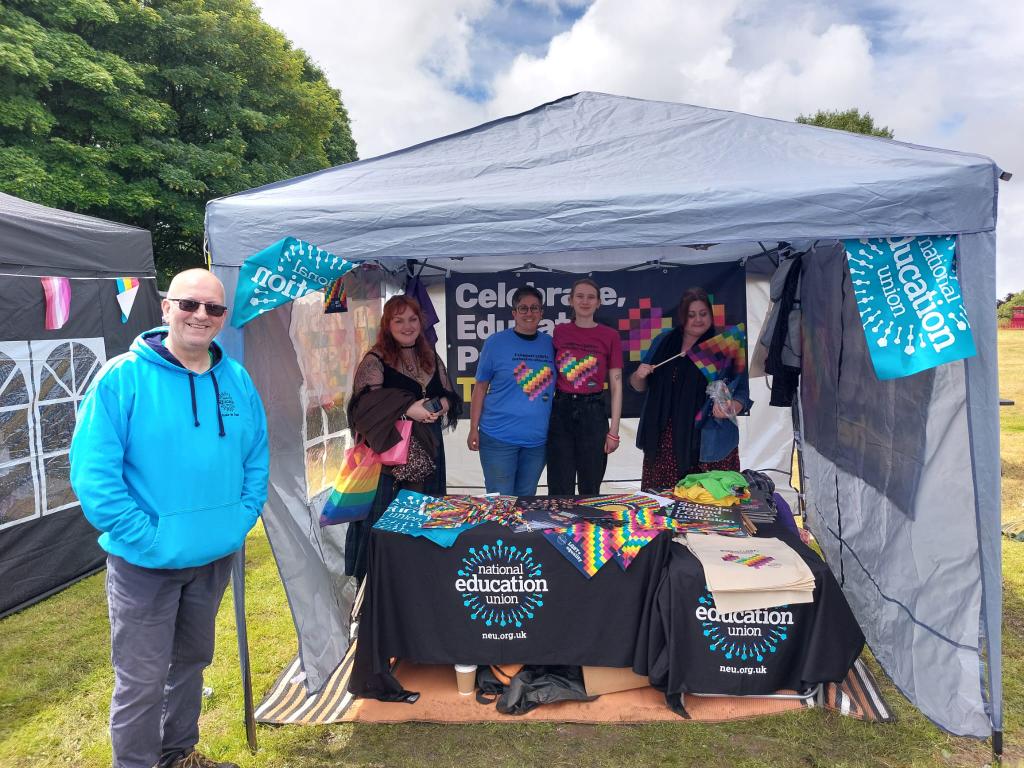 What a day at Stoke Pride on Saturday! No rain can stop the rainbow spirit 🏳️‍🌈🏳️‍⚧️ Many thanks to the members from inside and outside the district who came out to support on the day. See you again next year?

For guidance on LGBT+ inclusion in schools:
🔗neu.org.uk/latest/library…