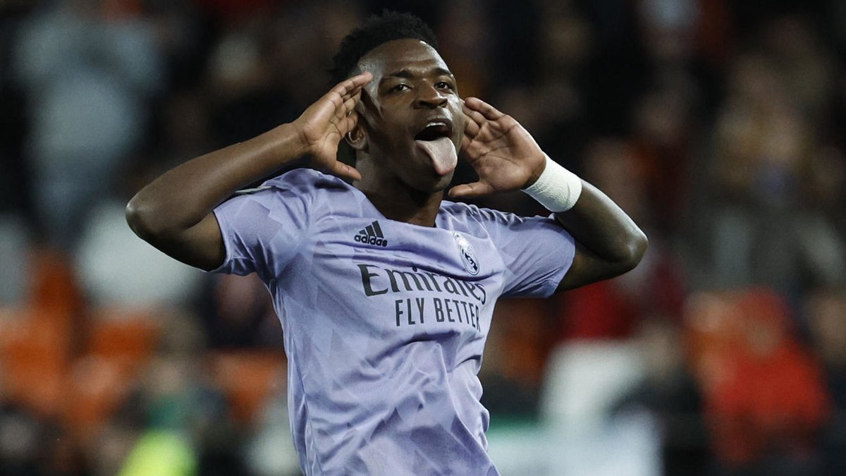 Alexis_RH_'s tweet photo. Que caprichoso ha sido el sorteo de liga.

El Real Madrid visitará Mestalla el 2 o 3 de noviembre.

Vinicius puede recibir el Balón de Oro el 28 de octubre, es decir, unos días antes.

Sería el final del documental perfecto.

Justicia divina. https://t.co/EyCcakjhR0