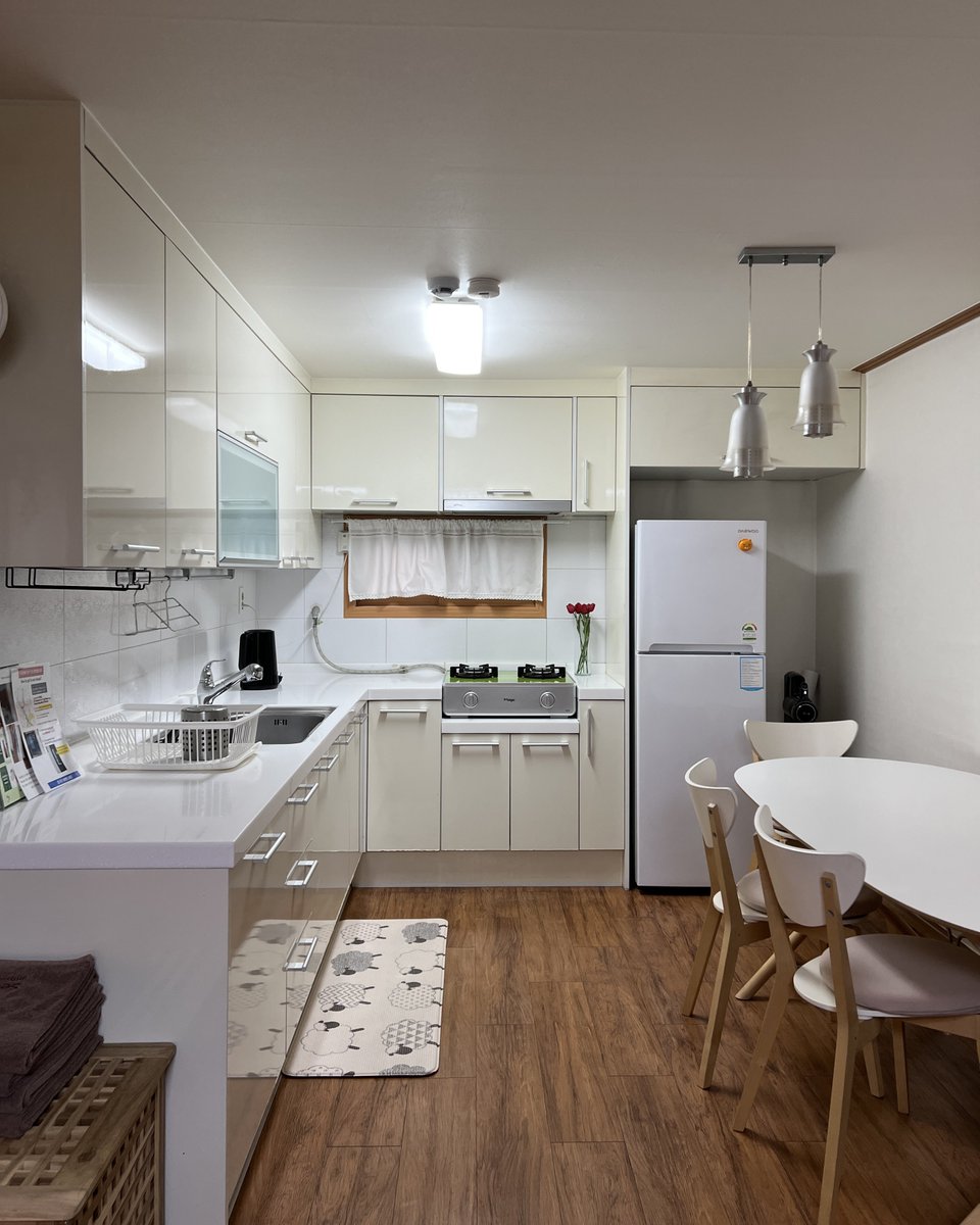 nna's tweet photo. airbnb seoul 6N - 3.545 juta
stay di daerah hongdae, dkt bgt sm hongik station! enak bgt areanya, banyak pilihan makanan krn dkt daerah kampus

bentuknya kyk apartment keluarga gitu, 2 bedroom + 2 bathroom, kitchen, dining area &amp; living room

link airbnb - https://t.co/K2c4SK2XEH https://t.co/tZ6V0Q5aDt