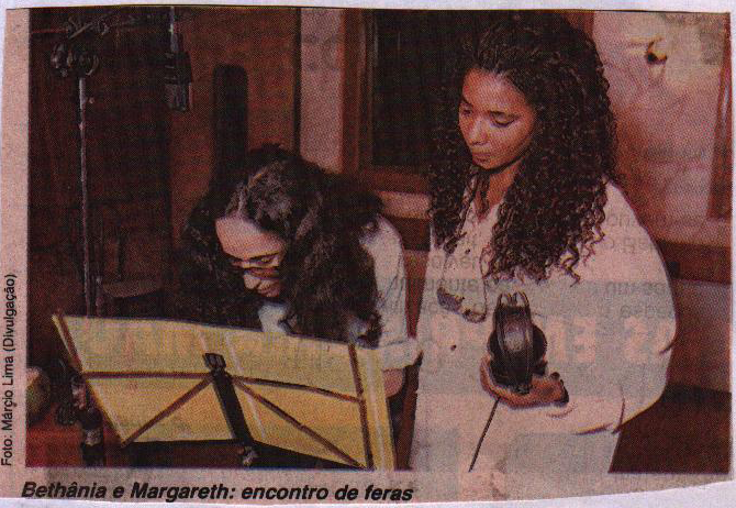 MargarethMnzs's tweet photo. Dia de Bethânia! ✨🐝

Para celebrar a vida de uma das maiores cantoras do Brasil, um registro do encontro nos estúdios da WR para gravação de “LIbertar”, de Roberto Mendes e Jota Veloso, em 1995.

Viva a abelha rainha! 

📸 Acervo Pessoal

#EquipeMaga #MariaBethânia https://t.co/LsUvok2dRT