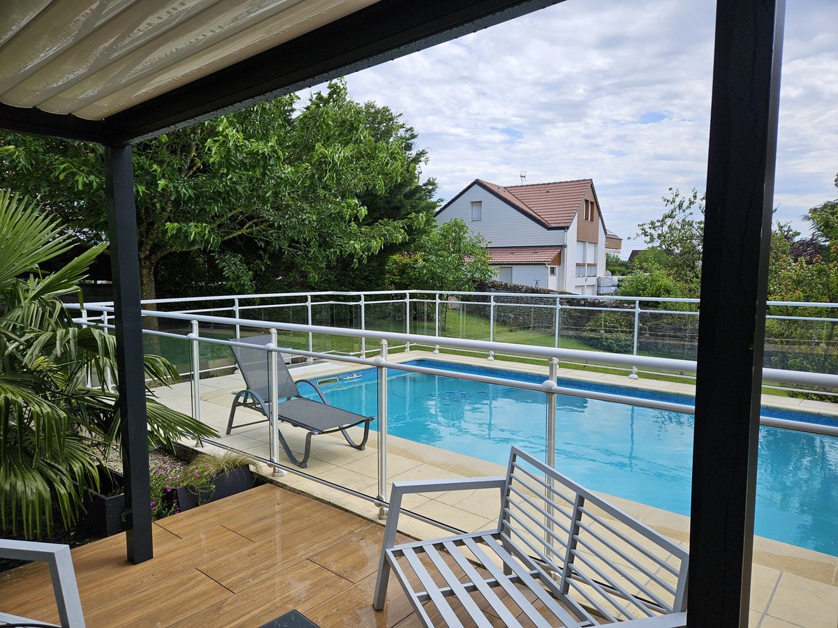 Une journée sans écrans, j ai nettoyé la piscine, la pergola, la terrasse, et toutes mes vitres...plus qu à attendre le soleil et les amis.
Finalement on peut décrocher des cryptos ça ne fait pas de mal.