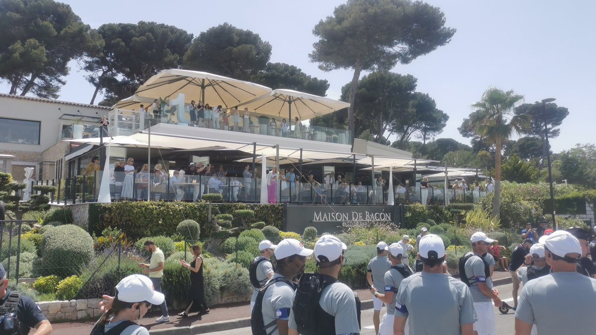 NMantibes's tweet photo. Les clients de la Maison de Bacon, aux premières loges pour le départ du Relais de la flamme olympique à Antibes https://t.co/ODn8lLUUIR