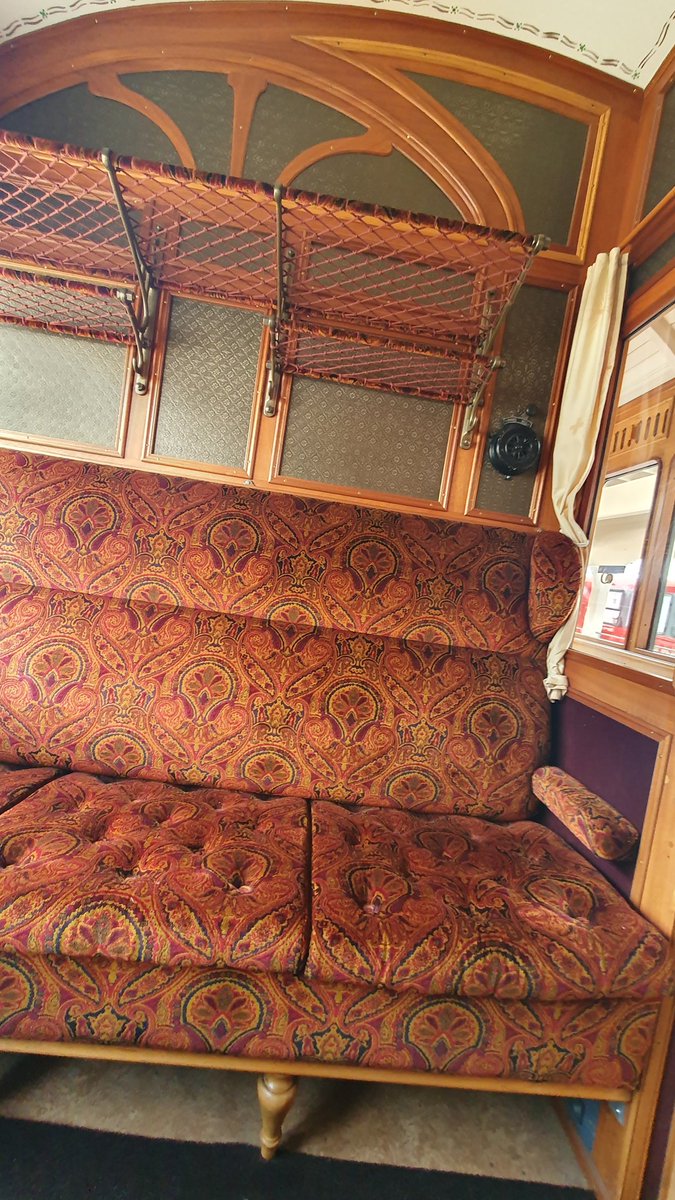 BirgitOttmer's tweet image. Entschleunigung des Alltags: Wenn man im #Nostalgiezug landet, obwohl man nur möglichst rasch zwischen Büro und Homeoffice wechseln möchte.