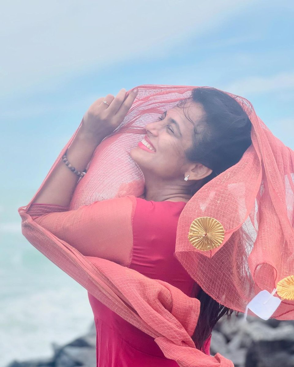 KollywoodCinima's tweet photo. Keep Smiling Always Like Angel  Ramya Pandian in Beach

@iamramyapandian #KollywoodCinima https://t.co/nkuBw9E6QM