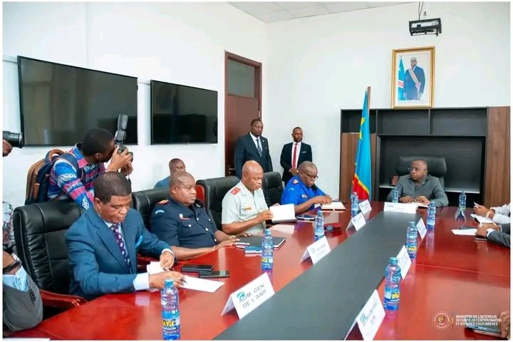#RDC: le VPM de l’intérieur l’excellence <a href="/shabani_lukoo/">SHABANI Lukoo J.</a> a reçu dans son cabinet les responsables des services de sécurité de la nation ce mardi 18 Juin pour qu’il prenne connaissance de la situation sécuritaire du pays.  <a href="/Suminwa_judith/">judith SUMINWA TULUKA</a> <a href="/Presidence_RDC/">Présidence RDC 🇨🇩</a>