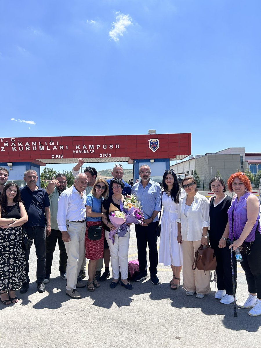halefkeklik's tweet photo. Birlikte çalıştığım Ağrı eski Belediye eş başkanımız,sevgili Mukaddes Kubilay bugün Sincan cezaevinde tahliye oldu.Darısı tüm arkadaşlarımıza.Tu xer hatî. https://t.co/yBwvw4aQys