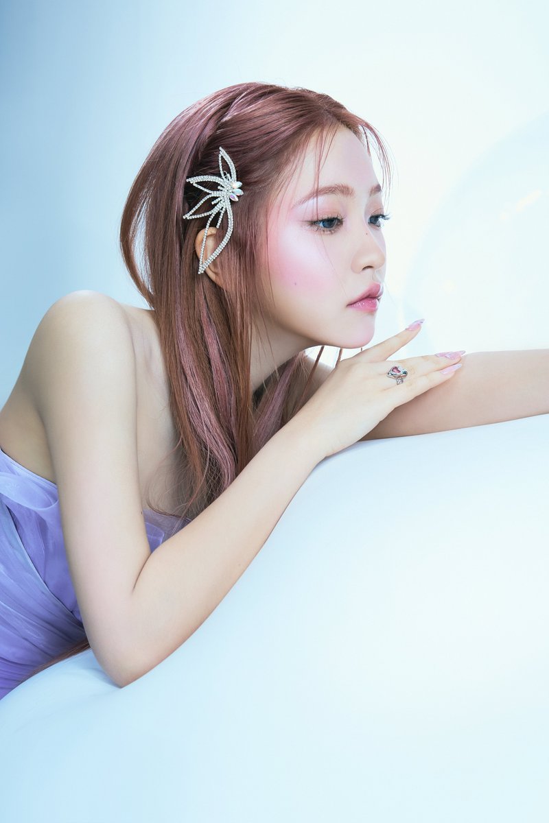 RVsmtown's tweet image. Red Velvet 'Cosmic' - Midnight sun : YERI

💫 2024.06.24 6PM KST

💿 Pre-Save &amp;amp; Add &amp;amp; Order
RedVelvet.lnk.to/Cosmic

#레드벨벳 #RedVelvet
#예리 #YERI
#코스믹 #Cosmic
#RedVelvet_Cosmic