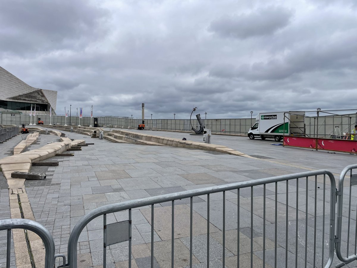bluebadgeguide's tweet photo. Is this any way to treat our waterfront? Is this anyway to treat visitors coming to view the waterfront and the statue of The Beatles? If the waterfront were a building, it would be listed and protected @lpoolcouncil @CultureLPool @liamrobinson24 @VLBiz @CultureLPool @LCRMayor https://t.co/XvcnvcAcPW