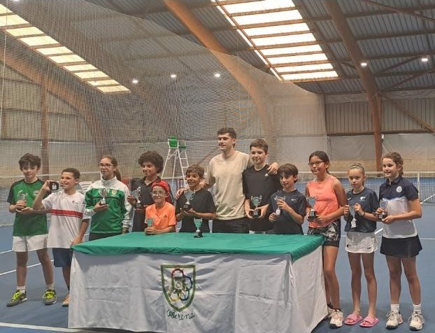 Escuela de Tenis. Master Tu Mascota
Este fin de semana se celebró en Oberena el Master tu Mascota.Nuestros tenistas Unax Salinas se proclamó subcampeón Alevin grupo. Por su parte, Manuel Paulo se hizo con el título de campeón grupo 2 y Lucas Paulo campeón sub10. ¡Enhorabuena!