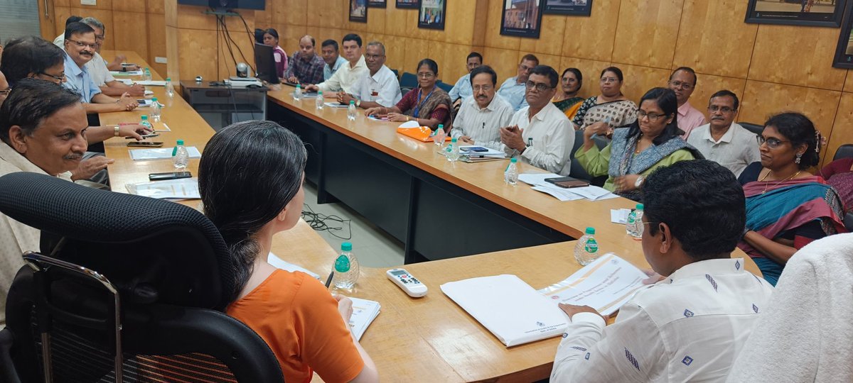 ଆଜି ସ୍ୱାସ୍ଥ୍ୟ ବିଭାଗର ସମୀକ୍ଷା ବୈଠକ ଡକାଇ ସ୍ବାସ୍ଥ୍ୟ ବିଭାଗ ପ୍ରମୁଖ ସଚିବ, ସ୍ୱାସ୍ଥ୍ୟ ବିଭାଗ ର ନିର୍ଦ୍ଦେଶକ ଏବଂ ସ୍ୱାସ୍ଥ୍ୟ ବିଭାଗର ଅନ୍ୟ ବରିଷ୍ଠ ଅଧିକାରୀଙ୍କ ସହ ଆଲୋଚନା କରି ରୋଗୀ ମାନଙ୍କୁ ଉତ୍ତମ ବ୍ୟବହାର ଓ ସେବା ଯୋଗାଇଦେବାକୁ ନିର୍ଦ୍ଦେଶ ଦେଲି। ଜିଲ୍ଲା ମୁଖ୍ୟ ଚିକିତ୍ସାଳୟ ଠାରୁ ପ୍ରାଥମିକ ସ୍ବାସ୍ଥ୍ୟ କେନ୍ଦ୍ର