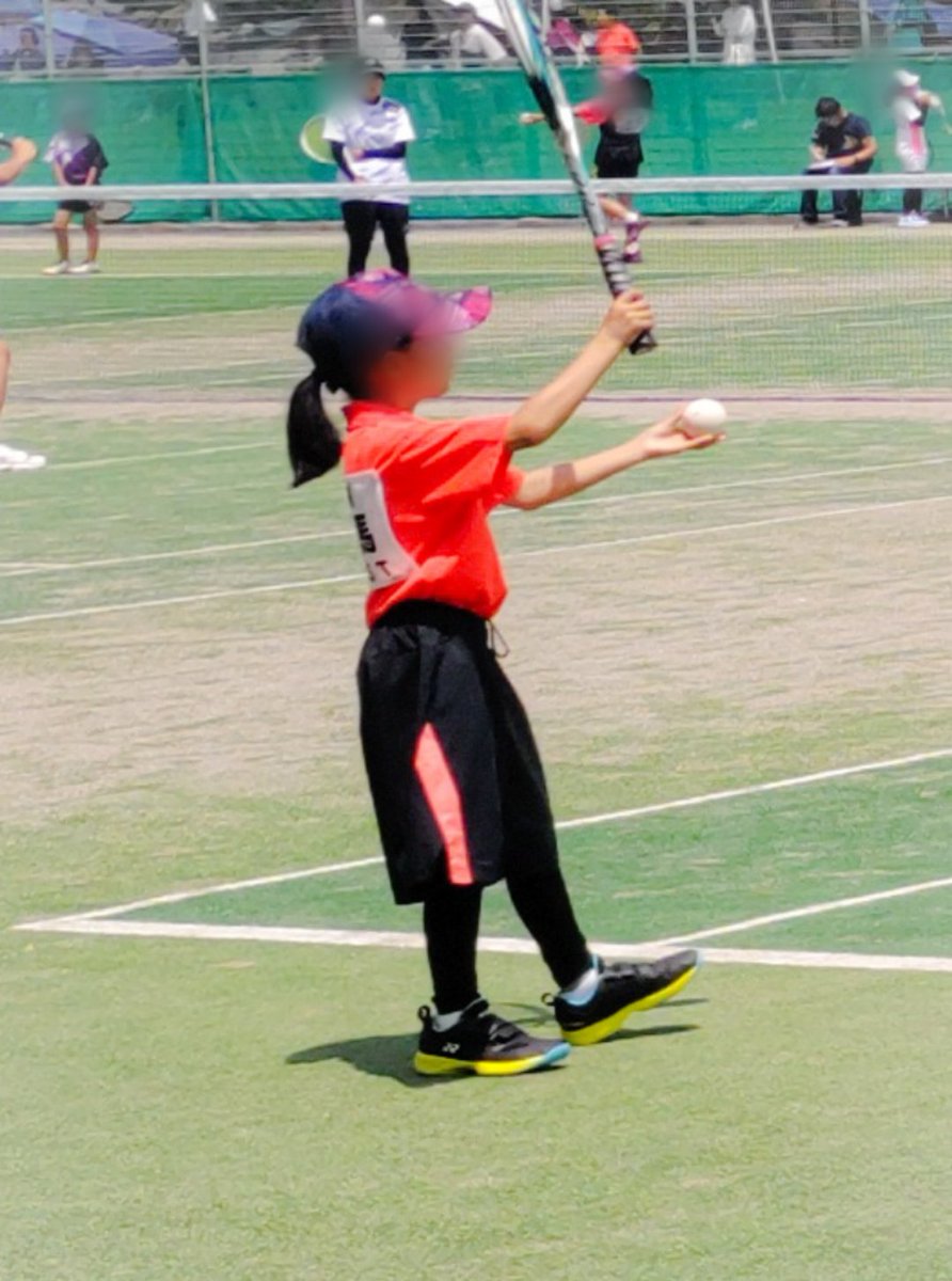 JST83122997's tweet photo. 日曜日は研修大会

その日の最終試合の6年男子は
後片付けを待つ子達に囲まれ
決勝戦のような雰囲気

最後まで頑張っている姿に
少し感動しました

それぞれ課題はありますが
前回大会２ケ月
各自成長が見えた大会でした

運営の皆様、いつもありがとうございます。

#ソフトテニス
＃小学生 https://t.co/XErz4ySPkE