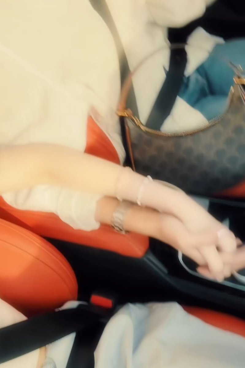 __jirunnnn's tweet image. มีเเฟนคอยเล่านู้นี่ว่าไปเจออะไรมาให้ฟังตอนขับรถเเถมยังมีมือให้จับอีกวาสานามาก