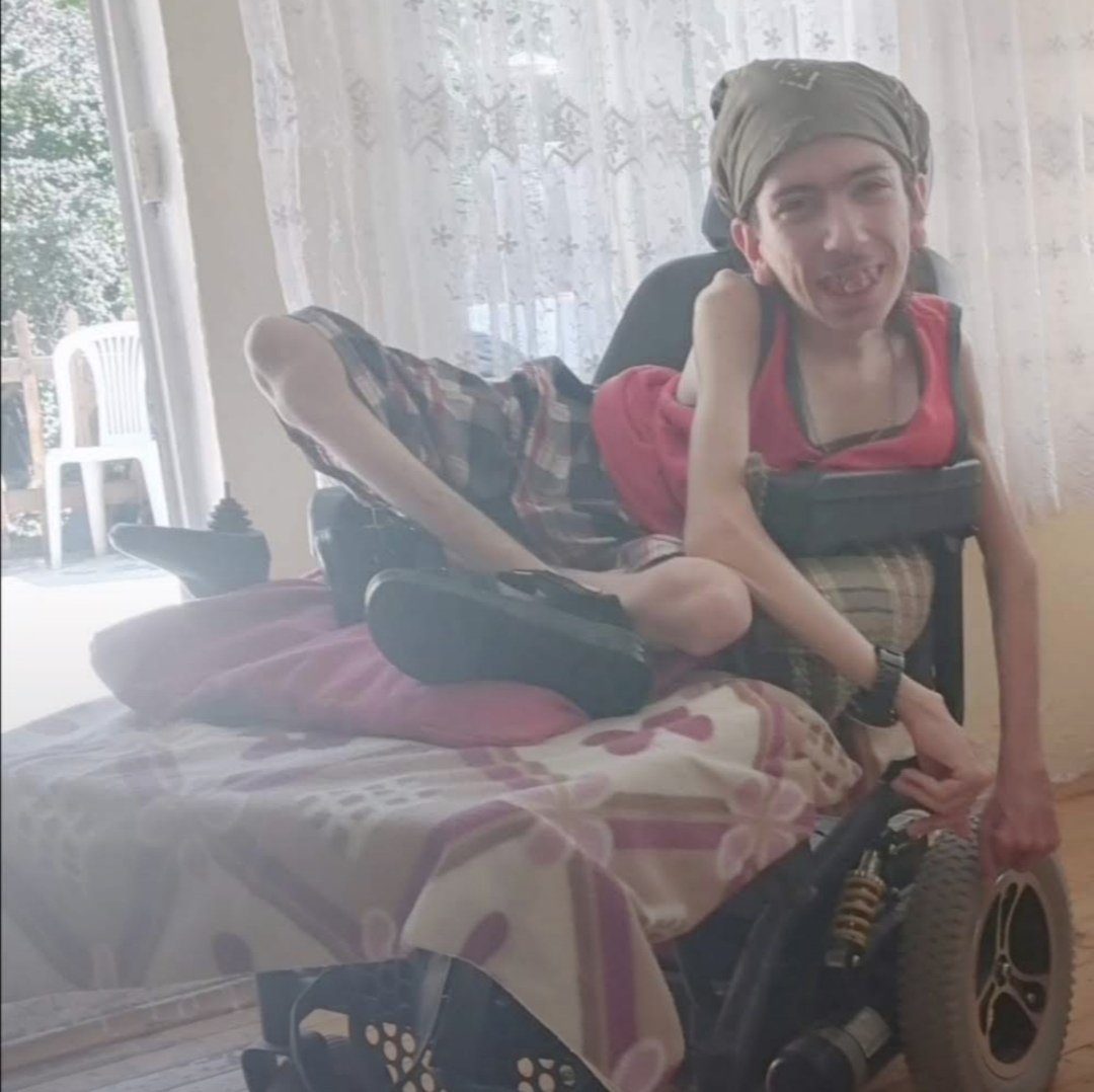 fitnatmurat's tweet photo. Hayat ne garip yaşarken elinden tutan yok ölünce tabutunu taşıyan çok hayatınızın kıymetini bilin keşkeler tüketir ayakta duracak halim yok ama yaşama sebebim var hayata tutunyom biz bu dünyanın yorgun insanıyız örnek alın bi bardak su alamamak ne zor buna şükür imtihan 🥰 https://t.co/AoqhkBJkO8