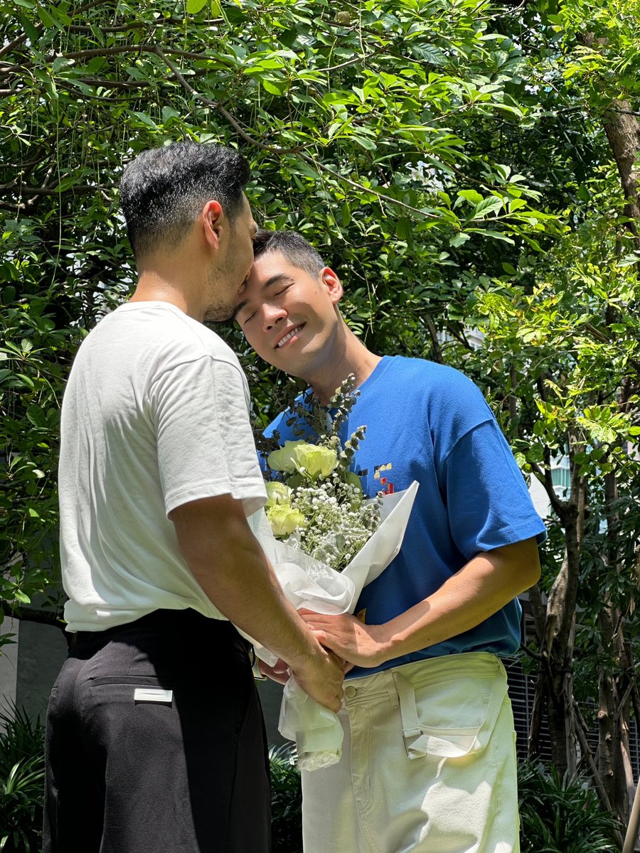 ดีใจยิ่งกว่าถูกลอตเตอรี่รางวัลที่หนึ่ง คือการที่ได้เห็นว่า ส.ว. โหวตให้ผ่านกับกฎหมายสมรสเท่าเทียม มีคำพูดในใจเป็นล้านคำ แต่ถ้าจะสรุปง่าย ๆ ก็คือ… โลกมันเปลี่ยนไปแล้ว (ประวัติศาสตร์จะไม่ซ้ำ ประวัติศาสตร์จะต้องเปลี่ยน เปลี่ยนไปเป็นฉันและเธอเท่าเทียมกัน) 🏳️‍🌈

#สมรสเท่าเทียม