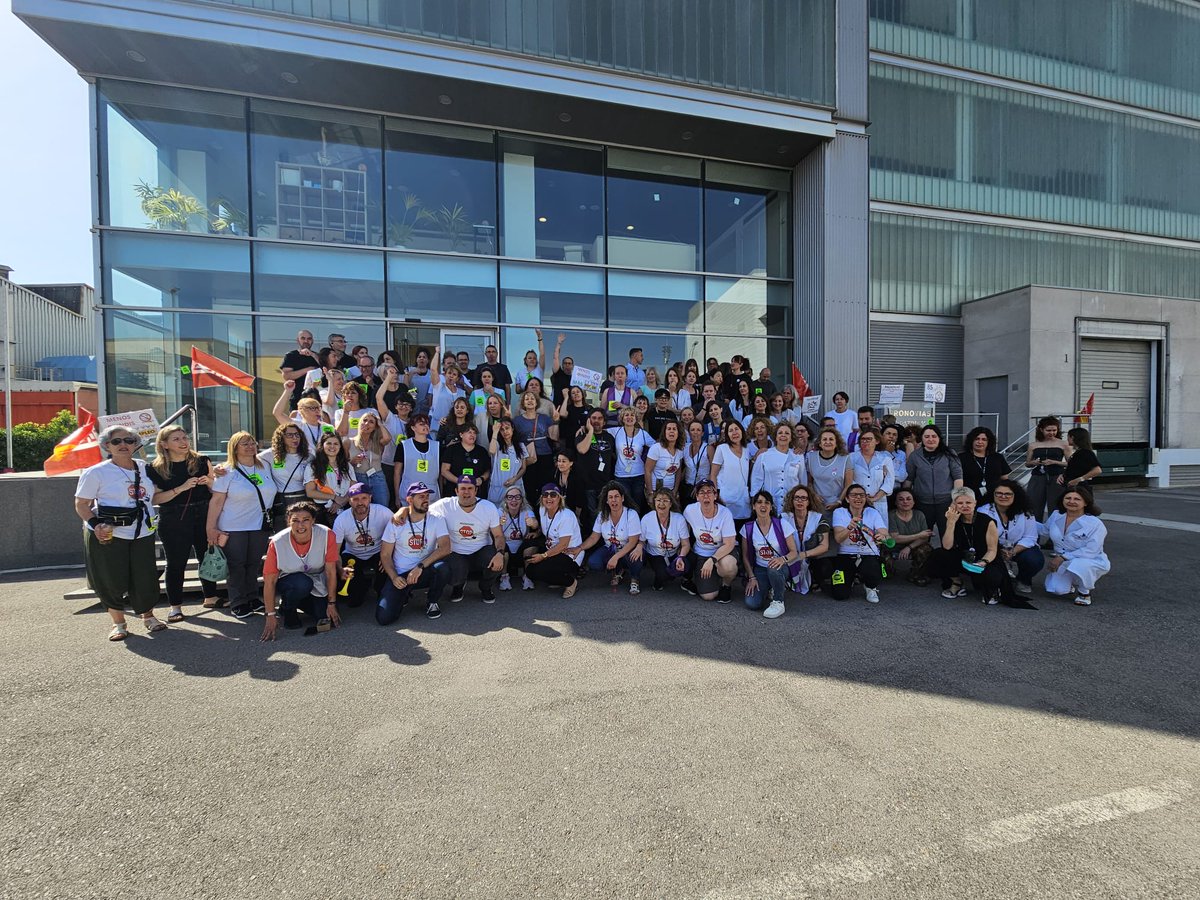 📢 La plantilla de #Pronovias s'ha concentrat a l'hora d'esmorzar a les portes de l'empresa per manifestar el seu rebuig a l'ERO que ha presentat la companyia per acomiadar 85 persones.

NO ALS ACOMIADAMENTS! NO A L'ERO!