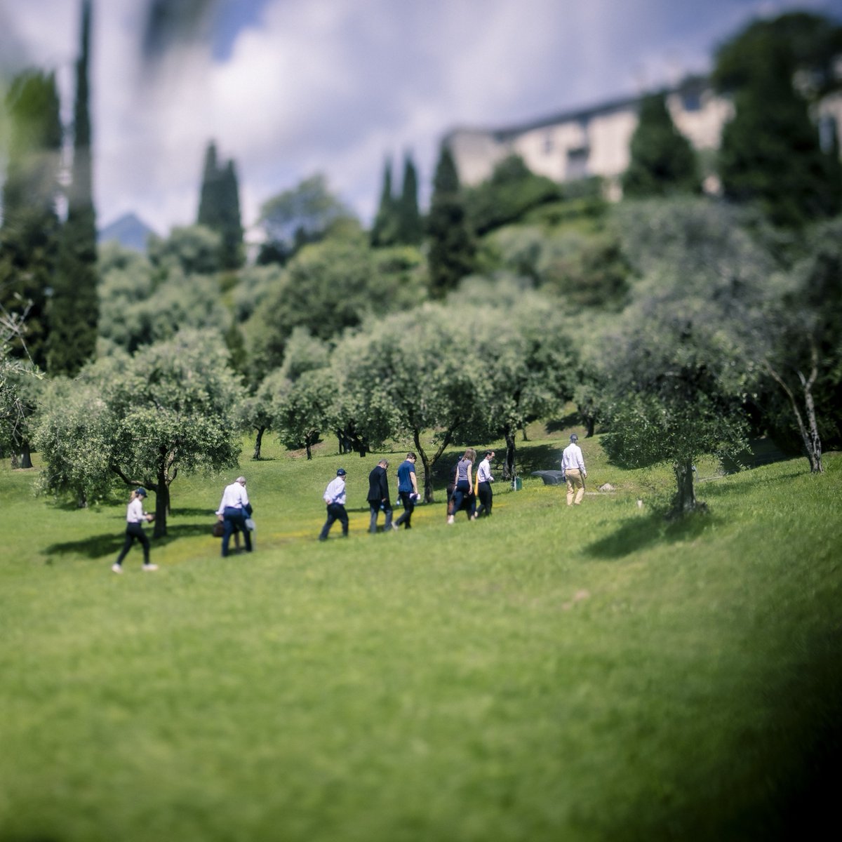 MunSecConf's tweet photo. On the sidelines of #G7Italy, we gathered world leaders and thinkers at Lake Como. With the support of @RockefellerFdn, the Munich Strategy Retreat focused on how to ensure that a multipolarizing int'l order works for everyone and provides solutions to today's pressing problems. https://t.co/hB4IwCqgtq
