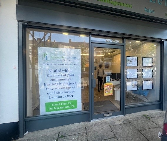 Claridges_Prop's tweet photo. Completion! We are pleased to have completed on a shop with E-use on Craven Park Road NW10
The transaction was completed within 5 days.

If you are thinking about letting or selling your premises contact a member of our team!

020 8559 1122 https://t.co/SN8yq0VsyF