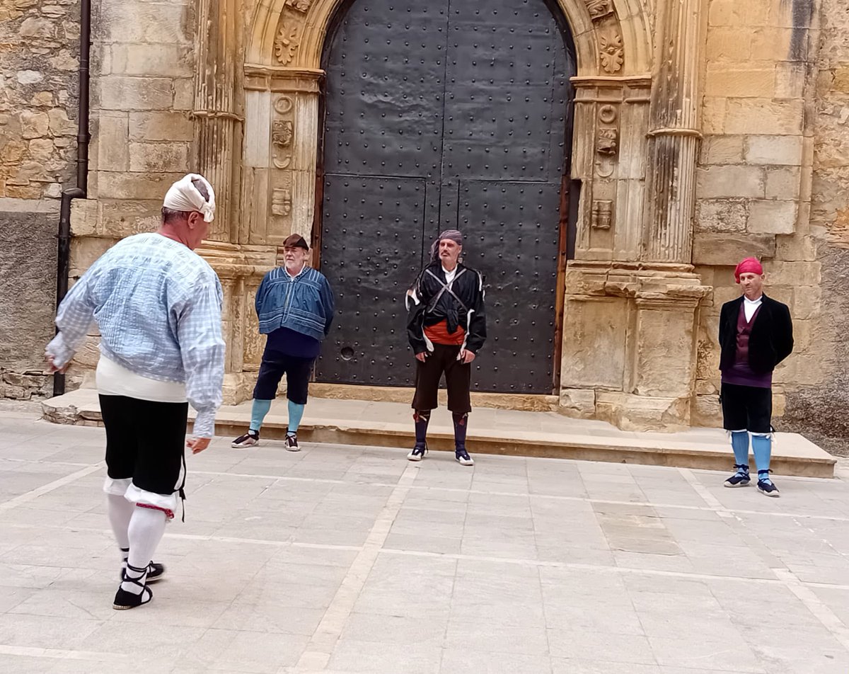Com_Maestrazgo's tweet image. 🔸 La Iglesuela del Cid disfruta de la muestra de bailes e indumentaria impulsada por la #ComarcadelMaestrazgo

- La plaza de la Iglesia reivindica el patrimonio cultural inmaterial con la música de Chusebinos Folk

👉 facebook.com/ComarcaMaestra…