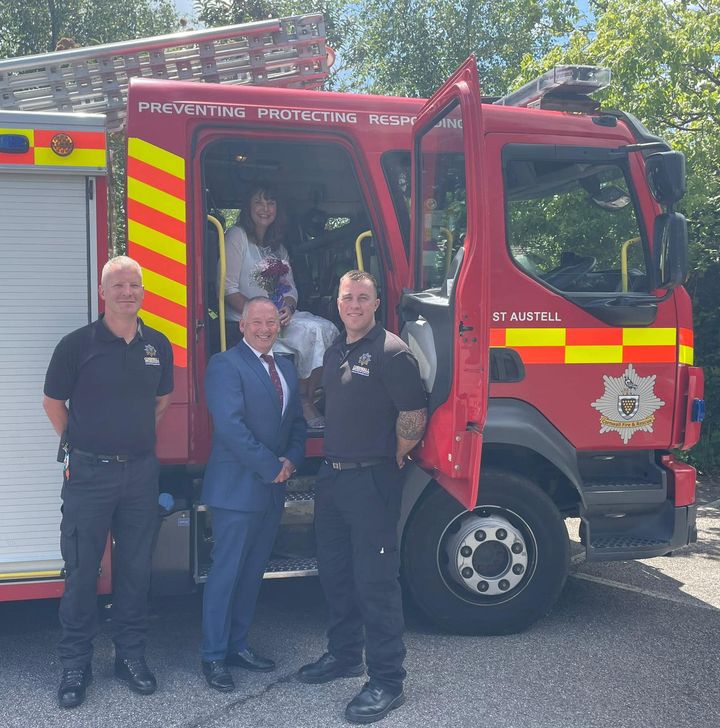 💍 𝗧𝗵𝗶𝘀 𝗶𝘀 𝘀𝘂𝗰𝗵 𝗮 𝗵𝗲𝗮𝗿𝘁𝘄𝗮𝗿𝗺𝗶𝗻𝗴 𝘀𝘁𝗼𝗿𝘆; 𝗜 𝗵𝗮𝗱 𝘁𝗼 𝘀𝗵𝗮𝗿𝗲 𝗶𝘁! ✨ I've captured lots of special moments at Polkyth House in St Austell, but this is something else. Green Watch from St Austell Community Fire Station… go.srw.link/T8QpjF