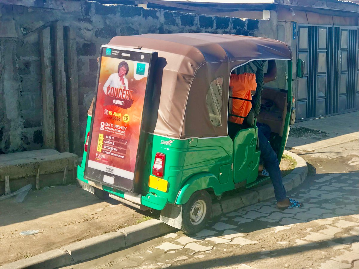 MobilePanneau's tweet photo. Nous sommes ravis d'annoncer le lancement de la phase test de notre dernière innovation : le Téléphone Géant ! 📱Cette nouvelle solution renforce notre approche de proximité en parcourant les marchés, quartiers et grandes artères jour et nuit.
#panneaumobile #innovation https://t.co/JFKmYrnJQF