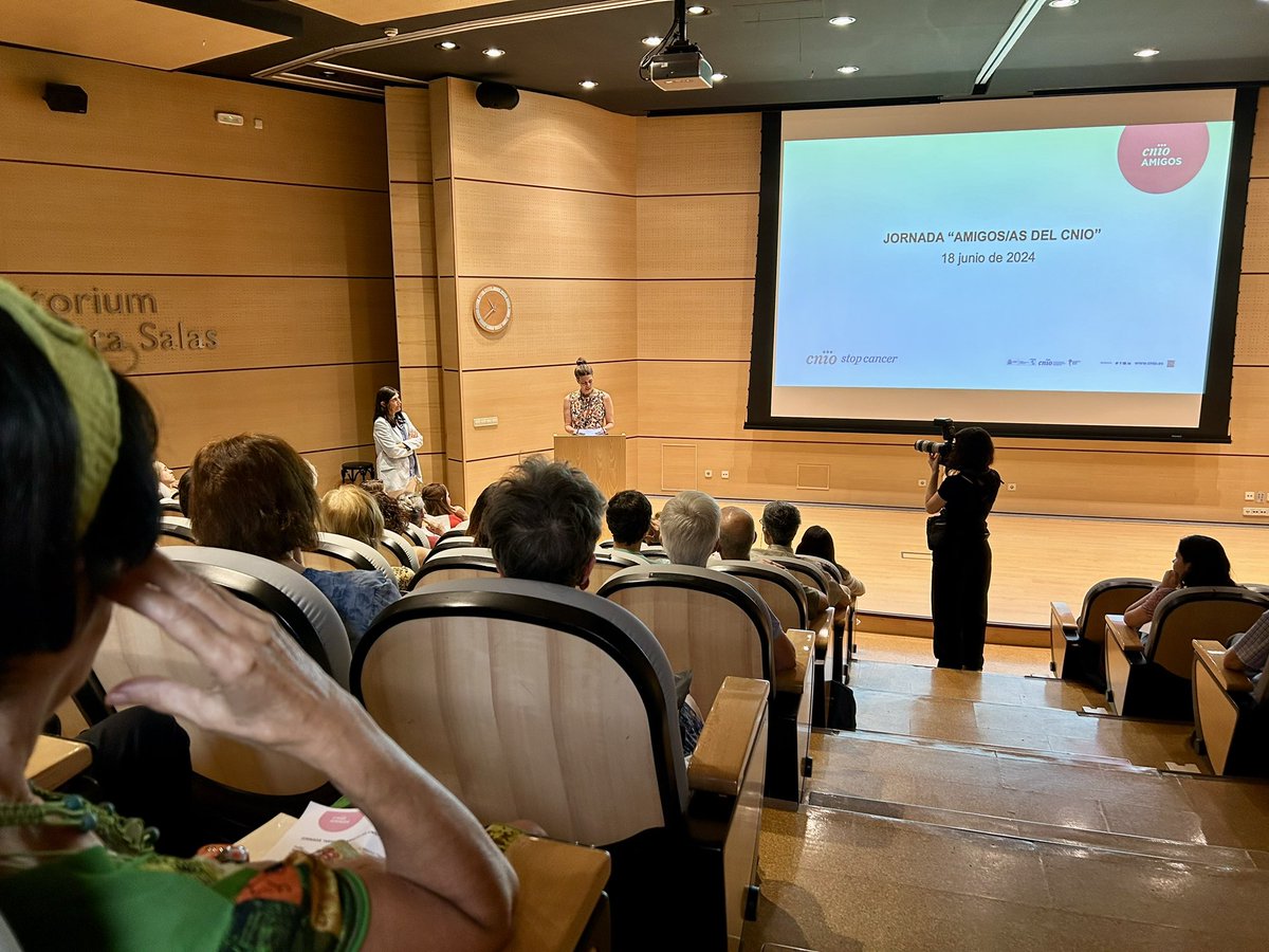 CNIOStopCancer's tweet photo. ¡Comienza la jornada de Amigos y Amigas del #CNIOStopCancer!

👥Jessica Rose (directora de Filantropía) y Maria Blasco, la directora del centro, dan la bienvenida.

Quedaos con este tuit en el que iremos  contando en directo la jornada 🧶⬇️ https://t.co/bvjZ3RblNo