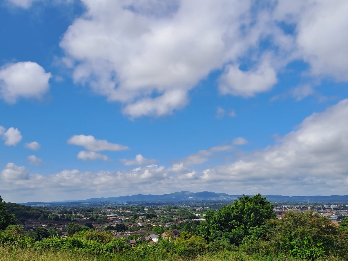 gorsehillsnt's tweet photo. Gorse Hill and rainbow Hill SNT starting out the morning with a lovely stroll with this lovely view over Worcester. 
PCSO 40594
#policingpromise
#yousaywedo
#MorningVibe https://t.co/MxnPpizYkL