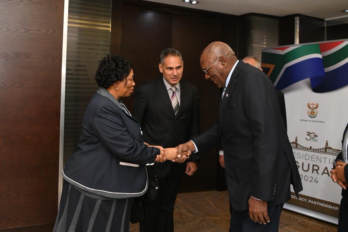 GovernmentZA's tweet photo. The Vice President of the Republic of Cuba, H.E Salvador Mesa arrives @ortambo_int to attend #PresidentialInauguration2024 taking place tomorrow. H.E Salvador Mesa is received by the Minister of @DBE_SA, Ms Angie Motshekga.
#SACubaRelations https://t.co/AU1k4wIwL2
